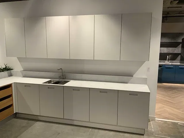 Next / siemens l-vormige keukenopstelling met apparatuurwand - afbeelding 12 van  64