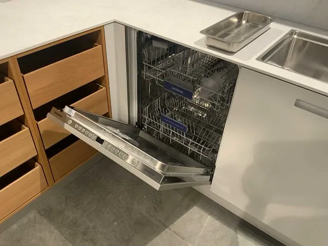 Next / siemens l-vormige keukenopstelling met apparatuurwand - afbeelding 26 van  64