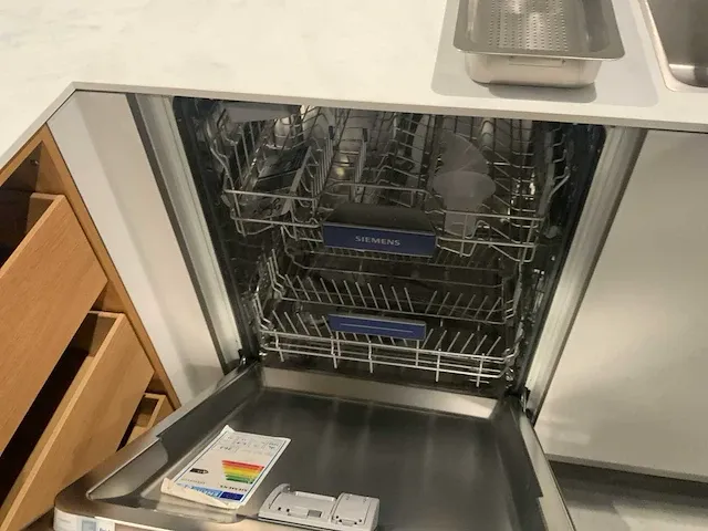 Next / siemens l-vormige keukenopstelling met apparatuurwand - afbeelding 27 van  64