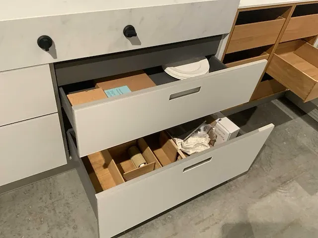 Next / siemens l-vormige keukenopstelling met apparatuurwand - afbeelding 31 van  64