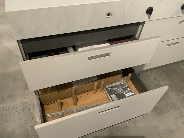 Next / siemens l-vormige keukenopstelling met apparatuurwand - afbeelding 32 van  64