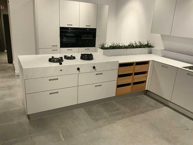 Next / siemens l-vormige keukenopstelling met apparatuurwand - afbeelding 23 van  64