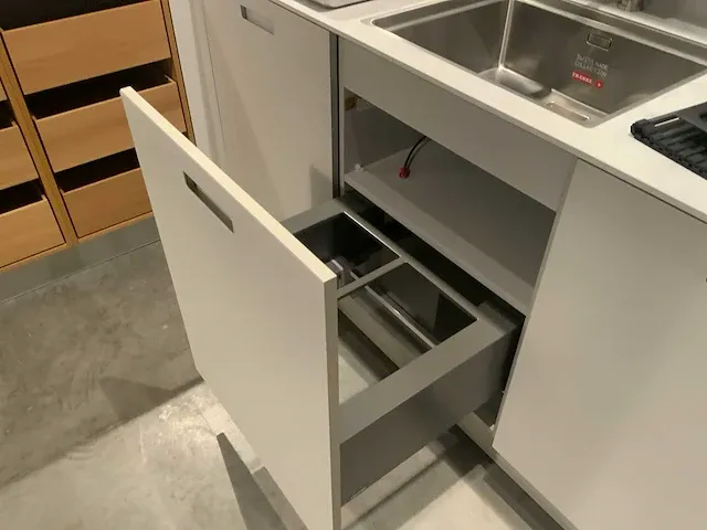 Next / siemens l-vormige keukenopstelling met apparatuurwand - afbeelding 36 van  64