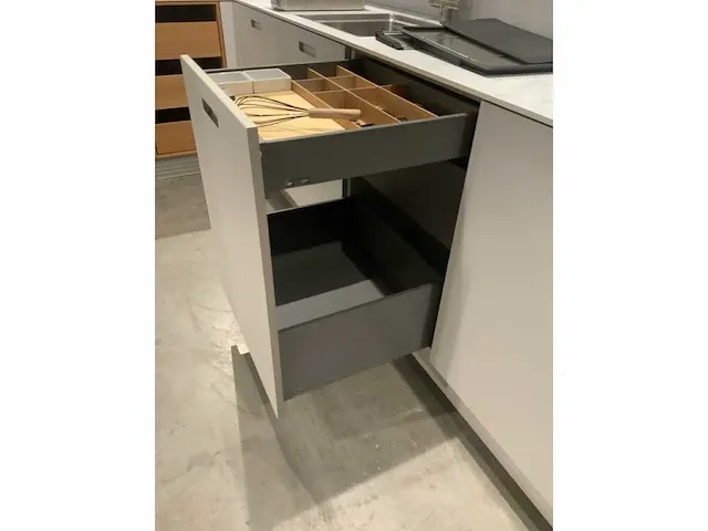 Next / siemens l-vormige keukenopstelling met apparatuurwand - afbeelding 37 van  64