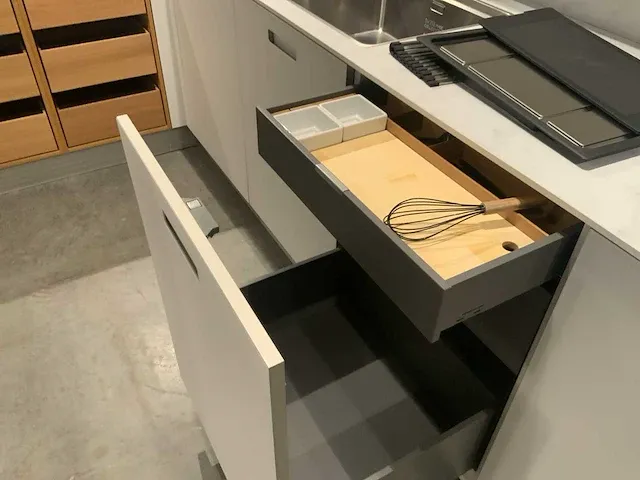 Next / siemens l-vormige keukenopstelling met apparatuurwand - afbeelding 38 van  64