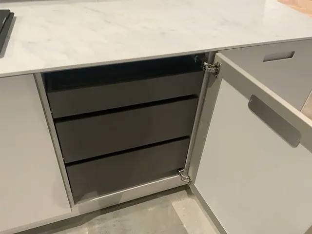 Next / siemens l-vormige keukenopstelling met apparatuurwand - afbeelding 39 van  64