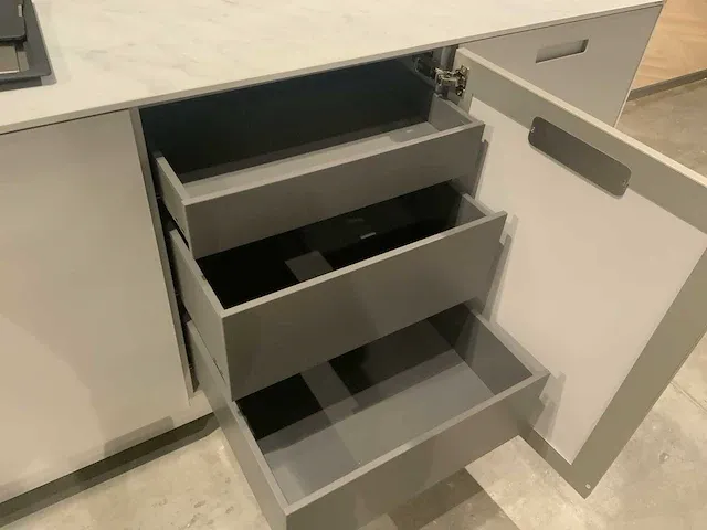 Next / siemens l-vormige keukenopstelling met apparatuurwand - afbeelding 40 van  64