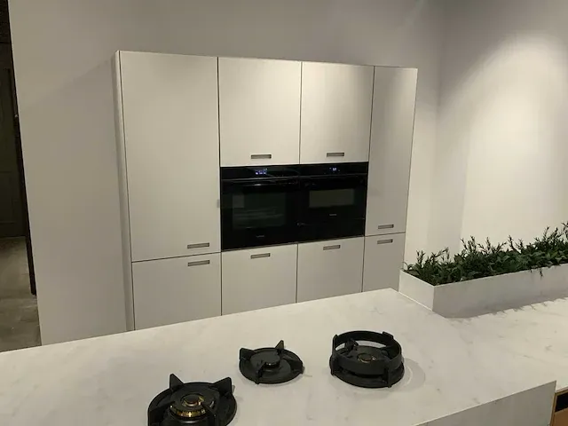 Next / siemens l-vormige keukenopstelling met apparatuurwand - afbeelding 34 van  64