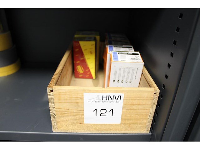 Nieten in diverse maten en uitvoeringen in kist op schap. - afbeelding 1 van  1