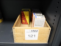 Nieten in diverse maten en uitvoeringen in kist op schap. - afbeelding 1 van  1