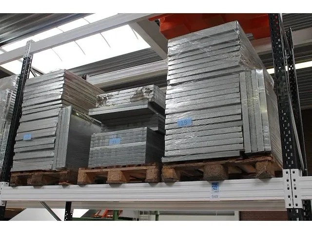 Nieuwe en gebruikte gegalvaniseerde stellingdelen op 33 pallets - afbeelding 7 van  16