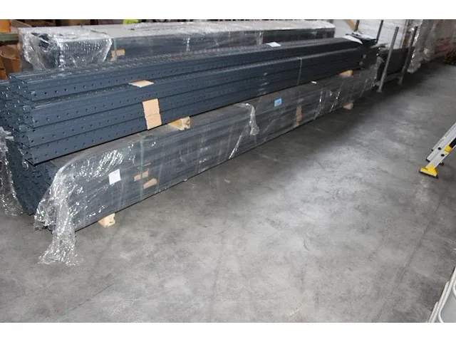 Nieuwe palletstelling bestaande uit 25 staanders en 100 leggers. onderdeel van combinatiekavel combinatiekavel van nieuwe palletstelling met in totaal 92 staanders en 364 leggers. kavels s002, s011, s012 en s013. - afbeelding 1 van  12