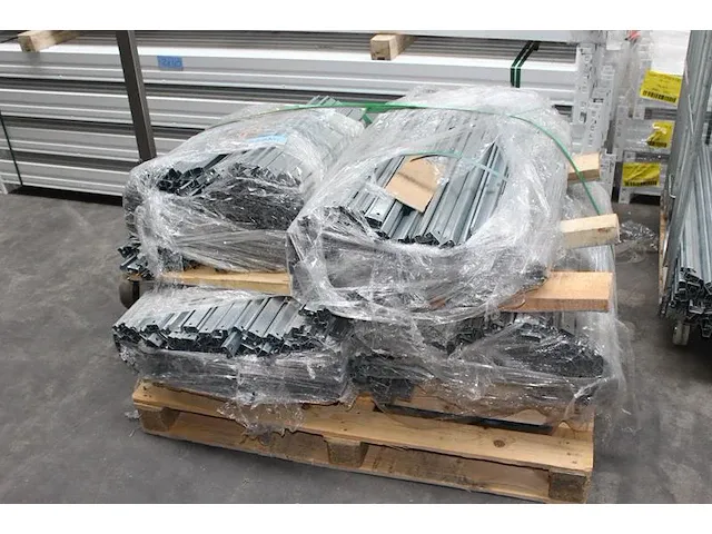 Nieuwe palletstelling bestaande uit 25 staanders en 100 leggers. onderdeel van combinatiekavel combinatiekavel van nieuwe palletstelling met in totaal 92 staanders en 364 leggers. kavels s002, s011, s012 en s013. - afbeelding 12 van  12