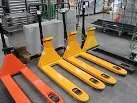 Nieuwe palletwagen met weegschaal manutan, maximaal 2300 kg. productiejaar 2022.