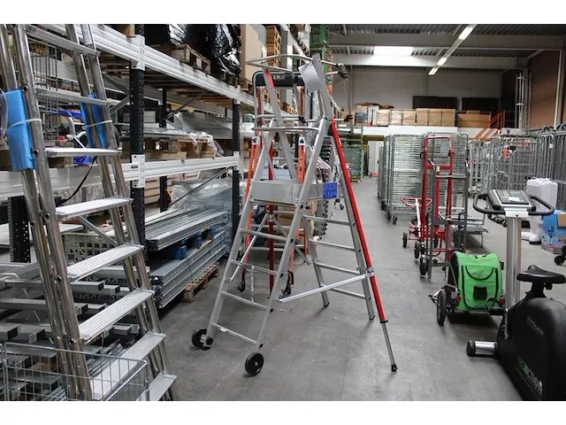 Nieuwe veiligheidstrap altrex rolguard profi met vijf treden en bordes en veiligheidskooi. - afbeelding 1 van  3
