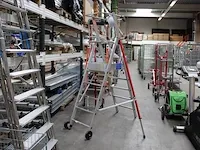 Nieuwe veiligheidstrap altrex rolguard profi met vijf treden en bordes en veiligheidskooi. - afbeelding 1 van  3