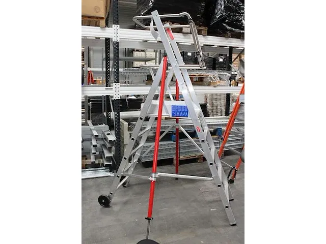 Nieuwe veiligheidstrap altrex rolguard profi met vijf treden en bordes en veiligheidskooi. - afbeelding 2 van  3