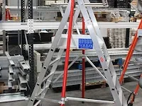 Nieuwe veiligheidstrap altrex rolguard profi met vijf treden en bordes en veiligheidskooi. - afbeelding 2 van  3