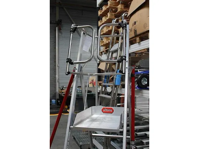 Nieuwe veiligheidstrap altrex rolguard profi met vijf treden en bordes en veiligheidskooi. - afbeelding 3 van  3