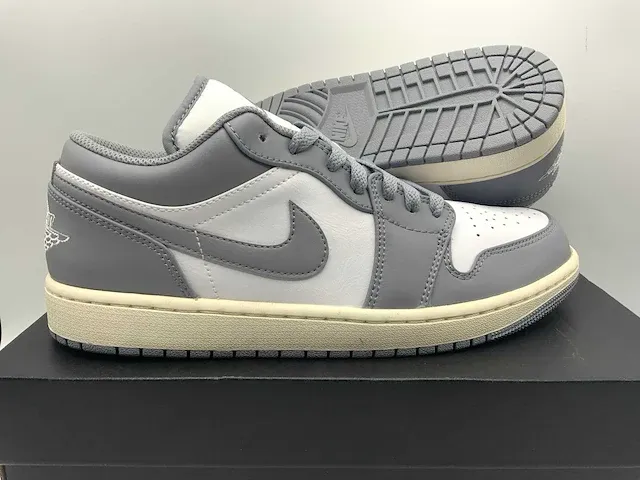 Nike air jordan 1 low stealth/ white sail sneakers 42.5 - afbeelding 1 van  2