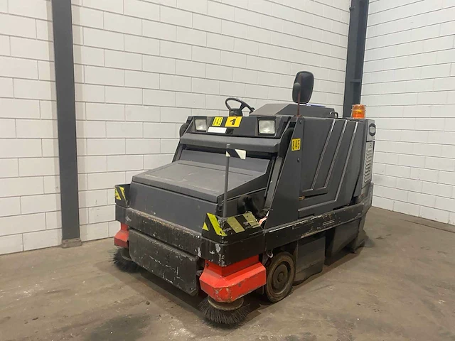 Nilfisk - cr1700 - straatveegmachine - afbeelding 1 van  10