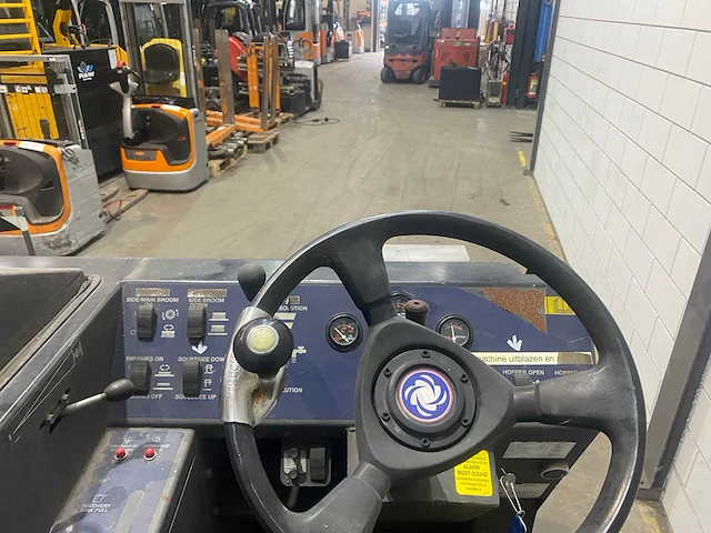 Nilfisk - cr1700 - straatveegmachine - afbeelding 8 van  10
