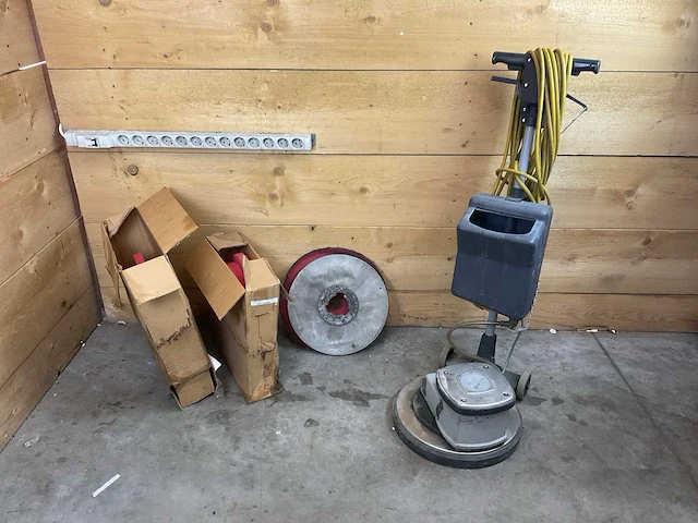 Nilfisk 421 a schrobmachine - afbeelding 1 van  7