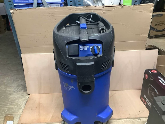 Nilfisk alto industriële stofzuiger - afbeelding 2 van  3