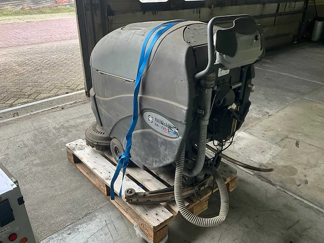 Nilfisk ba 725 zelfrijdende schrobzuigmachine - afbeelding 5 van  10