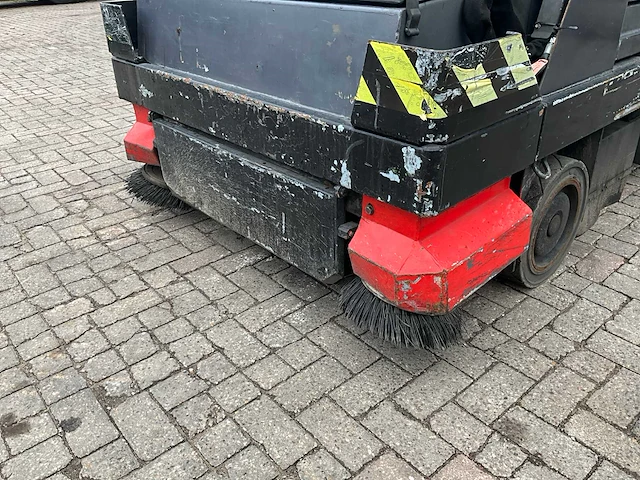 Nilfisk cr 1700 zelfrijdende schrob / veegmachine - afbeelding 2 van  28