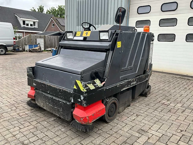 Nilfisk cr 1700 zelfrijdende schrob / veegmachine - afbeelding 1 van  28