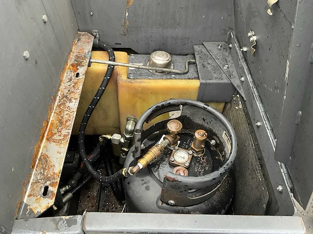 Nilfisk cr 1700 zelfrijdende schrob / veegmachine - afbeelding 13 van  28