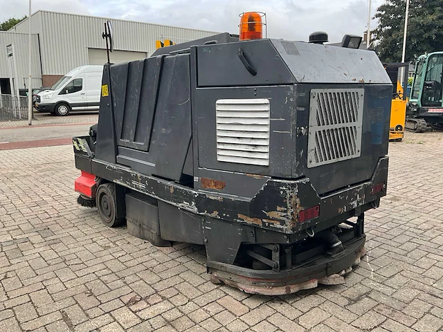 Nilfisk cr 1700 zelfrijdende schrob / veegmachine - afbeelding 27 van  28