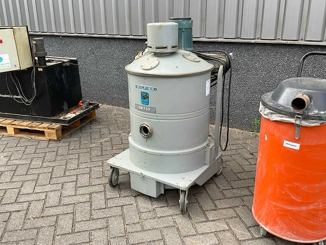 Nilfisk gb 733 industriële stofzuiger - afbeelding 1 van  5