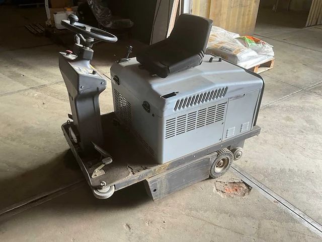 Nilfisk sr 1100 b zelfrijdende veegmachine - afbeelding 1 van  10