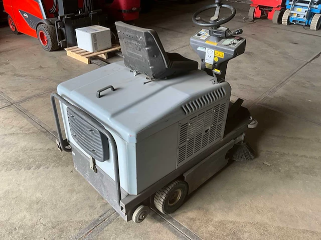 Nilfisk sr 1100 b zelfrijdende veegmachine - afbeelding 4 van  10