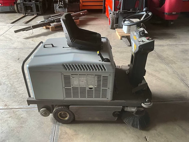 Nilfisk sr 1100 b zelfrijdende veegmachine - afbeelding 5 van  10