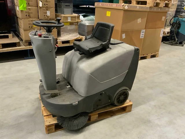 Nilfisk sr1000s b zelfrijdende veegmachine - afbeelding 1 van  15