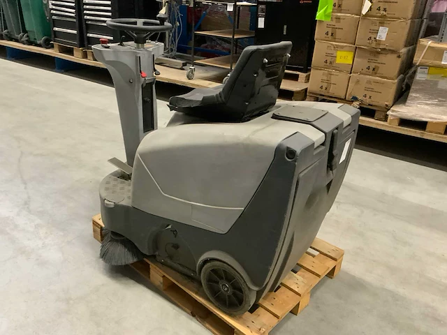 Nilfisk sr1000s b zelfrijdende veegmachine - afbeelding 8 van  15