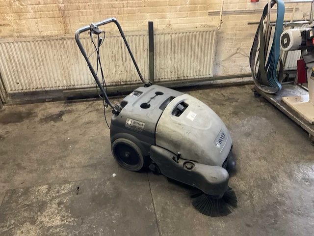Nilfisk sw 750 veegmachine voor wegen en werven - afbeelding 1 van  5