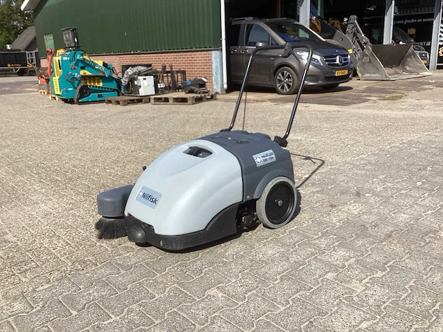 Nilfisk sw i 750 veegmachine - afbeelding 1 van  10