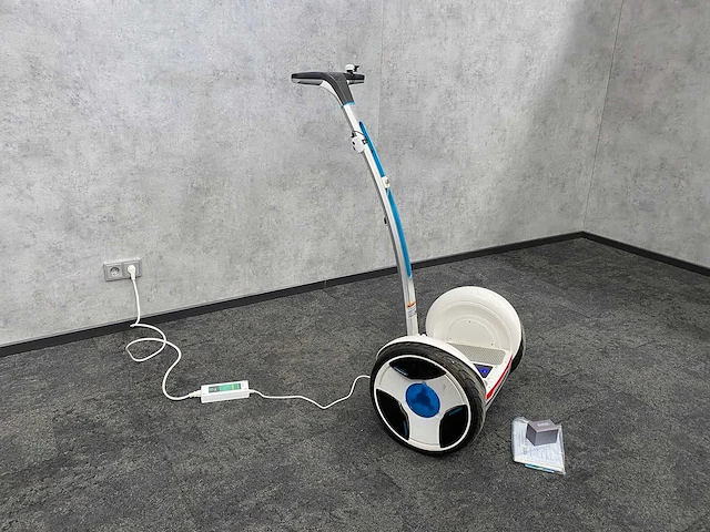 Ninebot - personal transportation robot - afbeelding 1 van  14