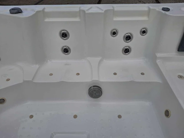Nirwana 8 persoons jacuzzi en buitenspa - afbeelding 2 van  26