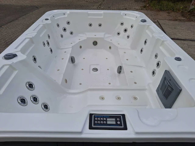 Nirwana 8 persoons jacuzzi en buitenspa - afbeelding 7 van  26