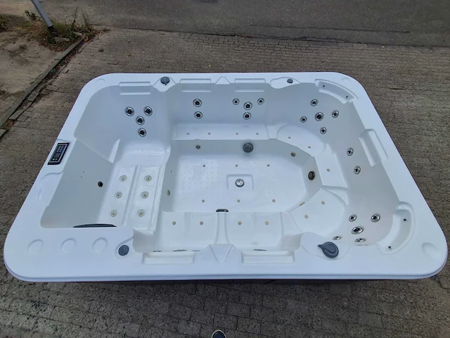 Nirwana 8 persoons jacuzzi en buitenspa - afbeelding 1 van  26