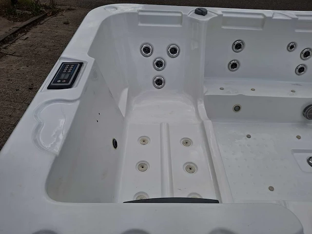 Nirwana 8 persoons jacuzzi en buitenspa - afbeelding 20 van  26