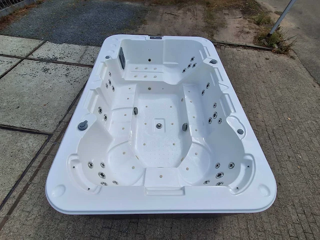 Nirwana 8 persoons jacuzzi en buitenspa - afbeelding 21 van  26