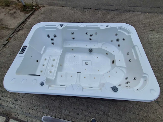 Nirwana 8 persoons jacuzzi en buitenspa - afbeelding 23 van  26