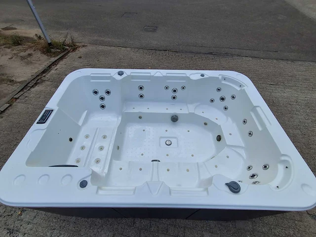 Nirwana 8 persoons jacuzzi en buitenspa - afbeelding 24 van  26