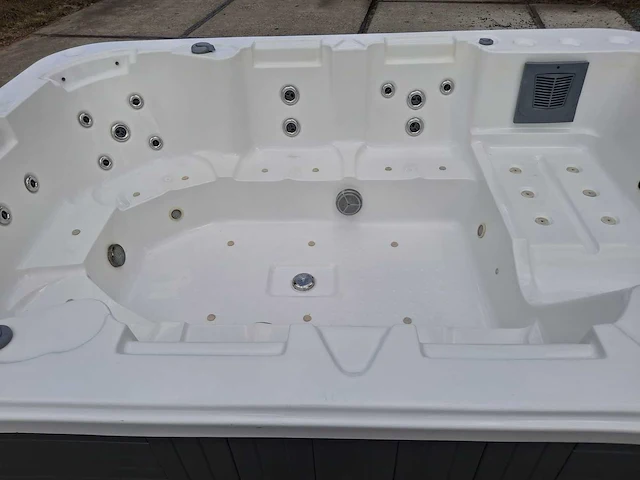 Nirwana 8 persoons jacuzzi en buitenspa - afbeelding 25 van  26